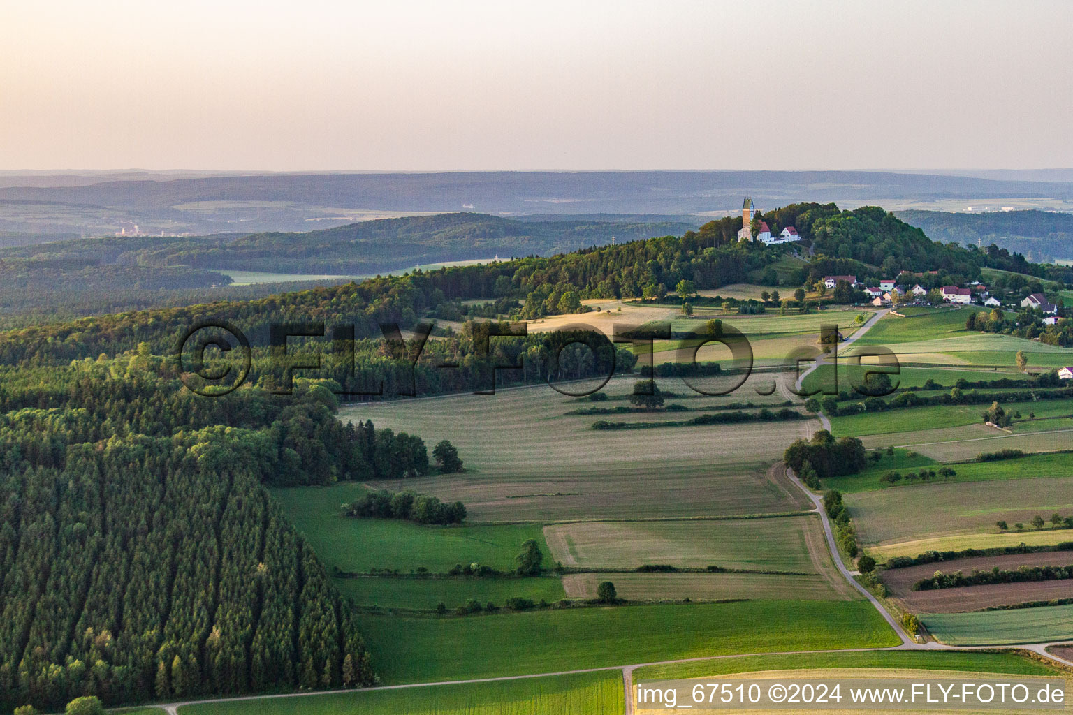 Vue aérienne de Le Bussen - montagne sacrée de la Haute Souabe à le quartier Offingen in Uttenweiler dans le département Bade-Wurtemberg, Allemagne