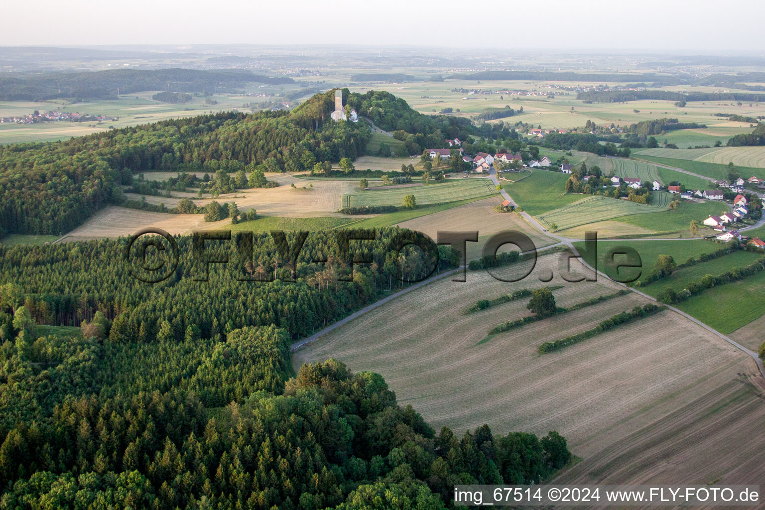 Photographie aérienne de Bus du sommet avec église de pèlerinage à le quartier Offingen in Uttenweiler dans le département Bade-Wurtemberg, Allemagne