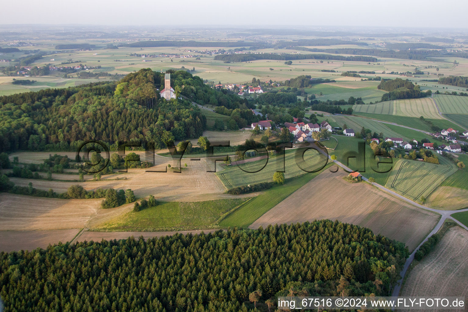 Vue aérienne de Bussen, la plus haute montagne de Souabe et lieu de pèlerinage à Uttenweiler dans le département Bade-Wurtemberg, Allemagne