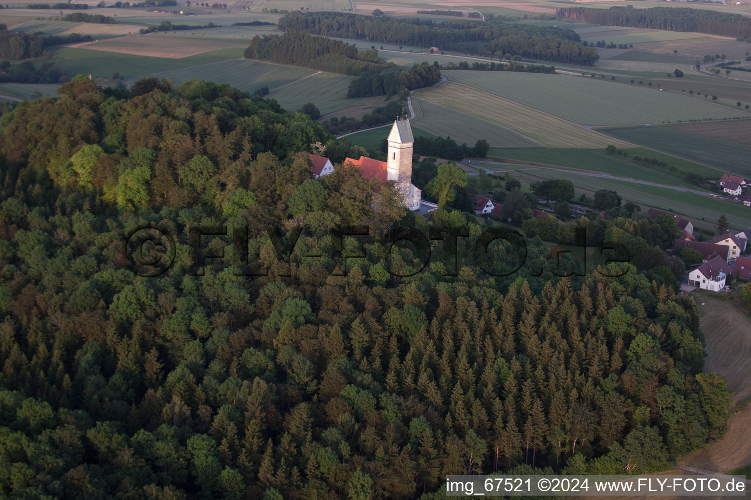 Vue aérienne de Bussen, la plus haute montagne de Souabe et lieu de pèlerinage à Uttenweiler dans le département Bade-Wurtemberg, Allemagne