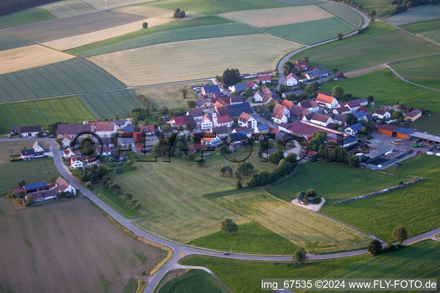 Vue aérienne de Vue sur le village à le quartier Dietelhofen in Unlingen dans le département Bade-Wurtemberg, Allemagne