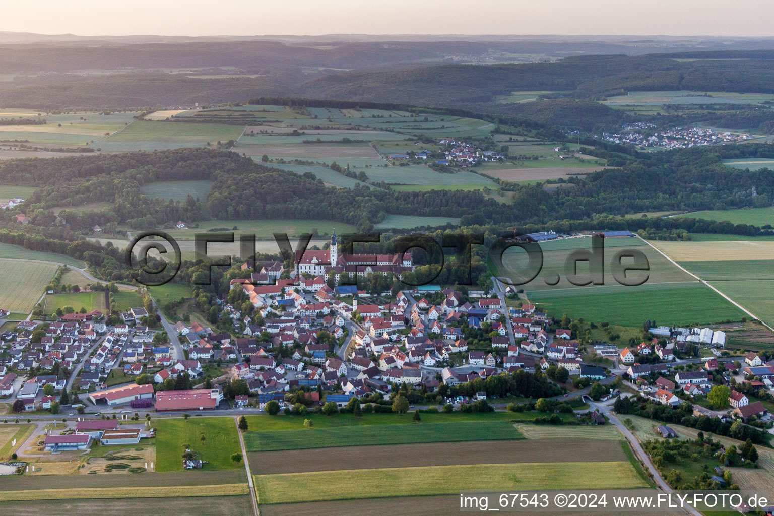 Vue aérienne de Vue des rues et des maisons des quartiers résidentiels à Obermarchtal dans le département Bade-Wurtemberg, Allemagne