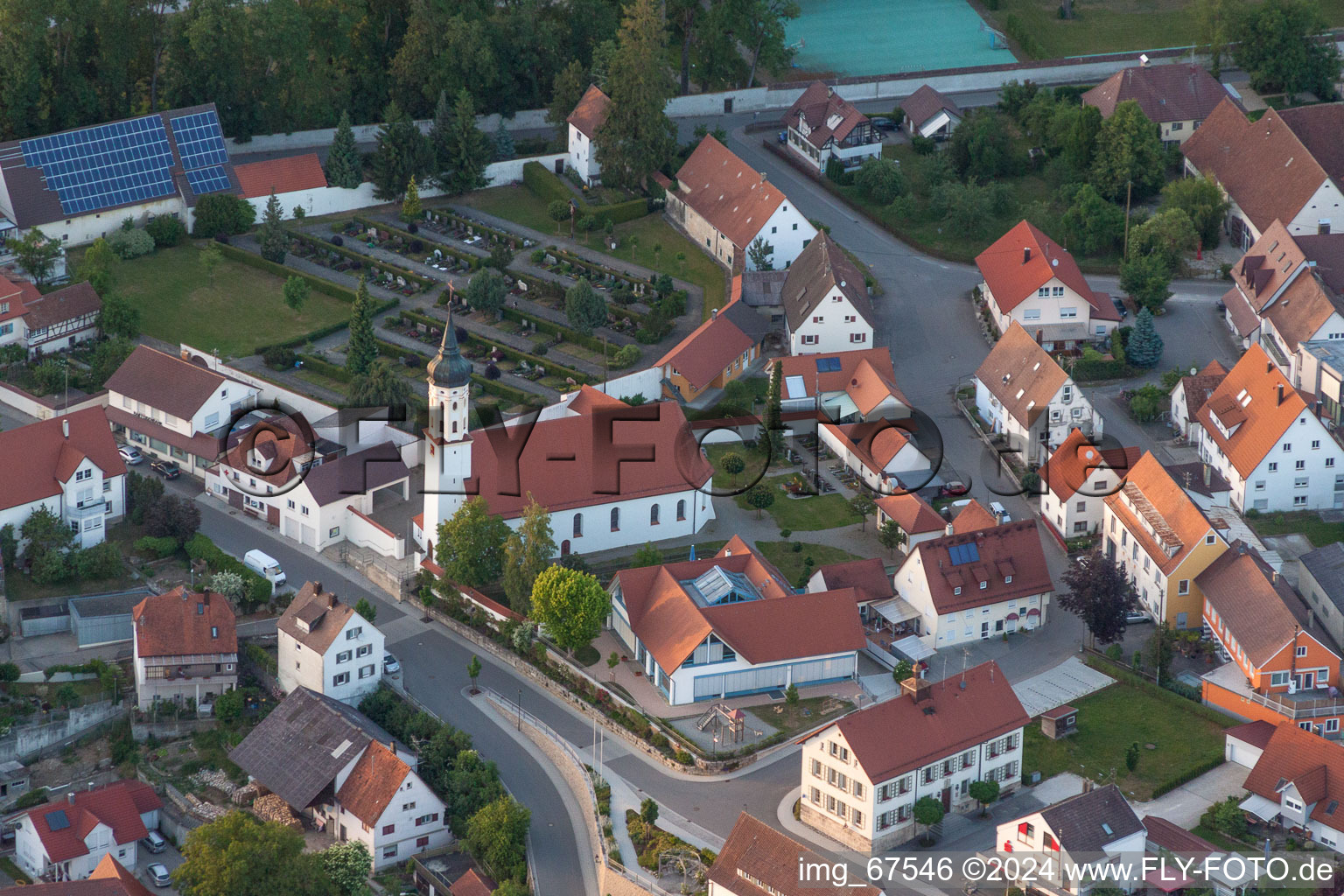 Vue aérienne de Bâtiment d'église au centre du village à Obermarchtal dans le département Bade-Wurtemberg, Allemagne