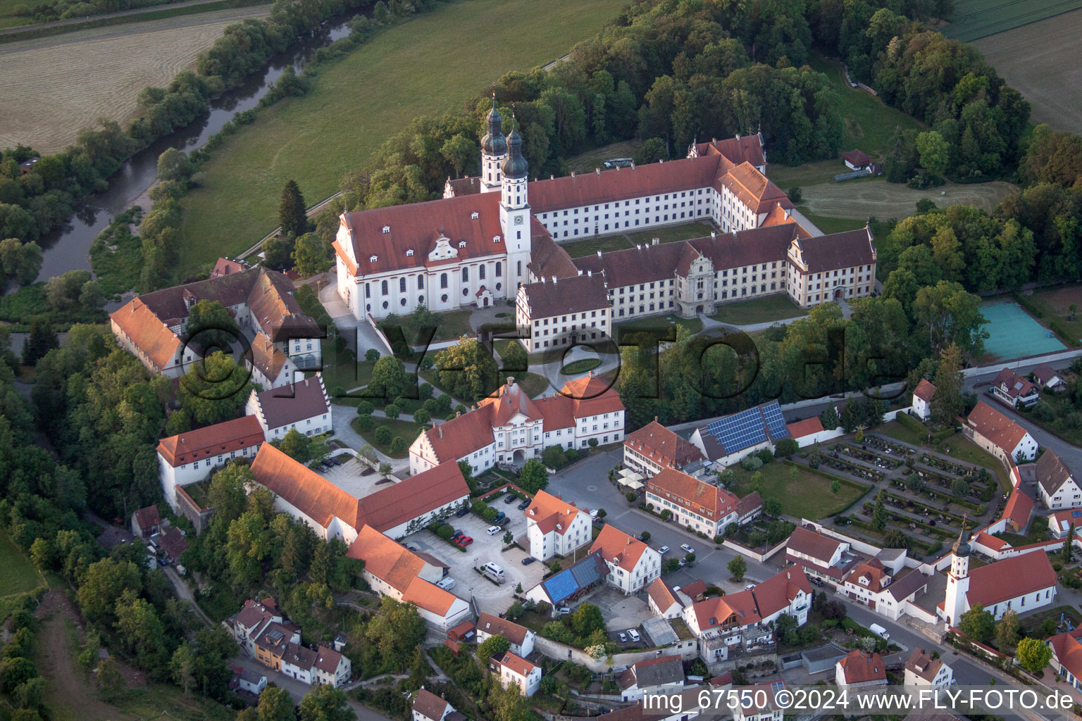 Vue aérienne de Le monastère Obermarchtal dans la commune Obermarchtal. Le complexe monastique fortifié avec l'église Saint-Pierre et Saint-Paul est désormais utilisé par l'Académie paroissiale de formation des enseignants Obermarchtal du diocèse de Rottenburg-Stuttgart. à Obermarchtal dans le département Bade-Wurtemberg, Allemagne
