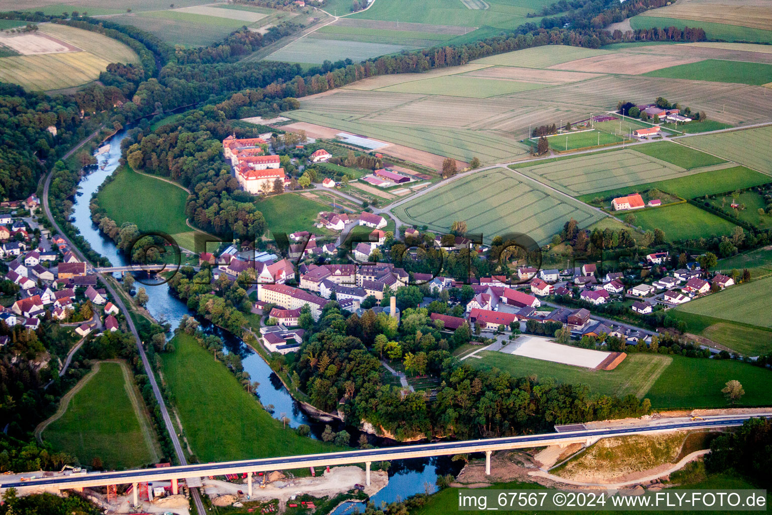 Vue aérienne de Ensemble immobilier du monastère Untermarchtal sur le Danube à Untermarchtal dans le département Bade-Wurtemberg, Allemagne