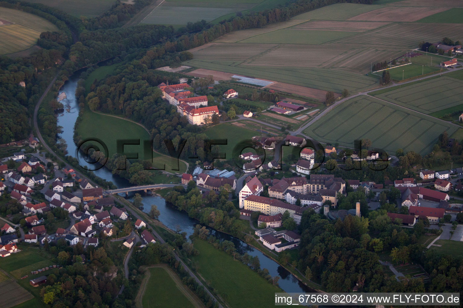 Vue aérienne de Ensemble immobilier du monastère Untermarchtal sur le Danube à Untermarchtal dans le département Bade-Wurtemberg, Allemagne