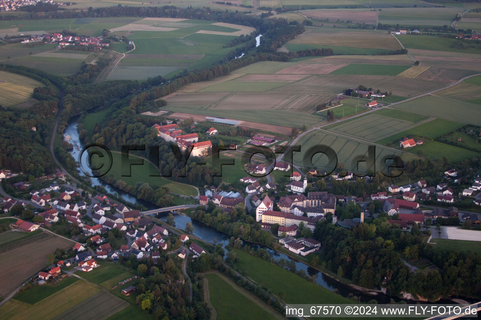 Photographie aérienne de Ensemble immobilier du monastère Untermarchtal sur le Danube à Untermarchtal dans le département Bade-Wurtemberg, Allemagne