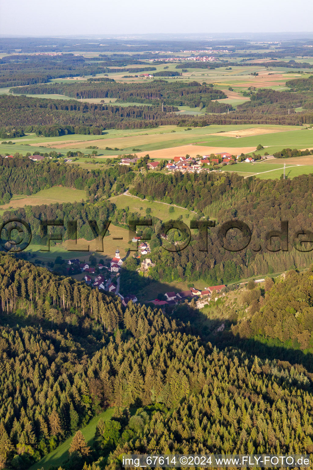 Vue aérienne de Du sud-est à le quartier Hundersingen in Münsingen dans le département Bade-Wurtemberg, Allemagne