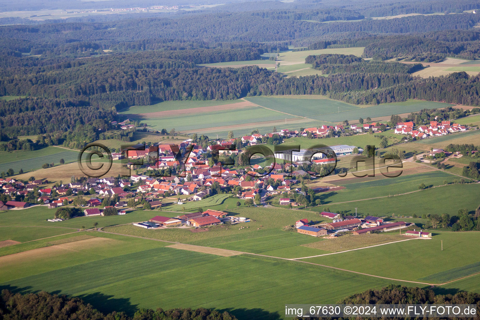 Vue aérienne de Champs agricoles et surfaces utilisables à Eglingen dans le département Bade-Wurtemberg, Allemagne