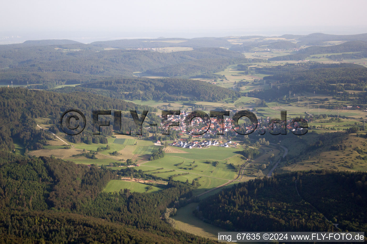 Vue aérienne de Champs agricoles et surfaces utilisables à Gomadingen dans le département Bade-Wurtemberg, Allemagne