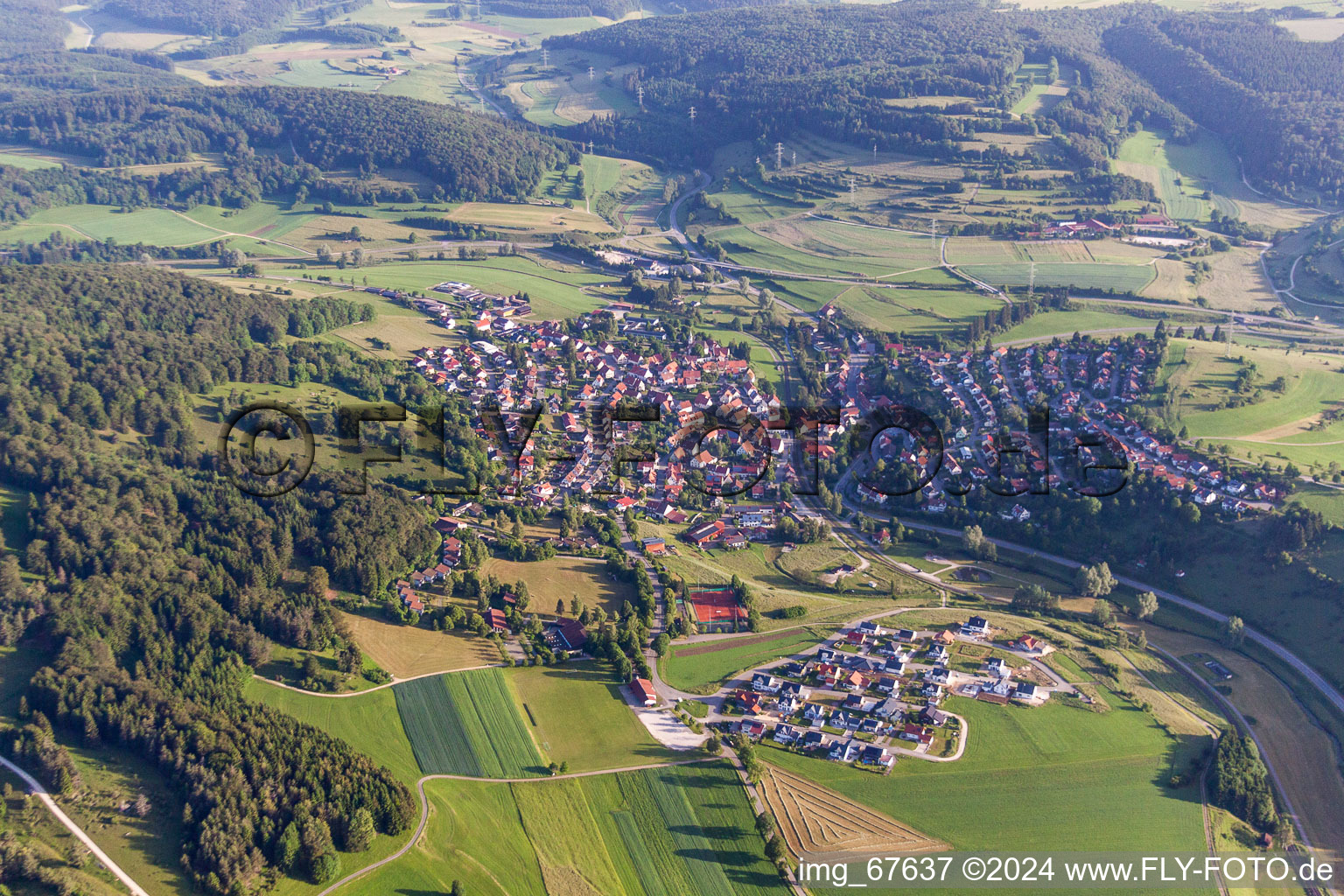 Vue aérienne de Champs agricoles et surfaces utilisables à Gomadingen dans le département Bade-Wurtemberg, Allemagne