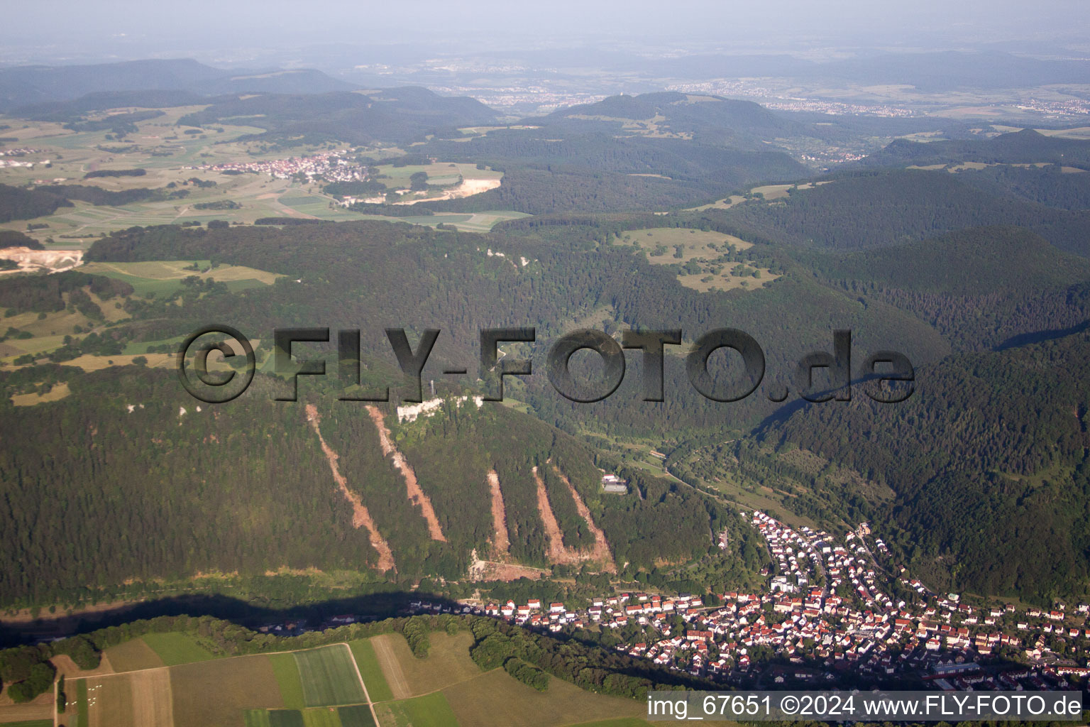 Vue aérienne de Quartier Holzelfingen in Lichtenstein dans le département Bade-Wurtemberg, Allemagne