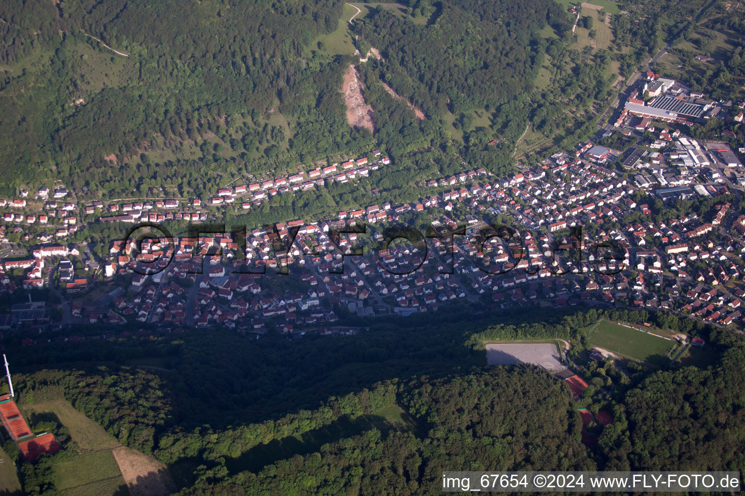 Vue aérienne de De l'est à le quartier Unterhausen in Lichtenstein dans le département Bade-Wurtemberg, Allemagne