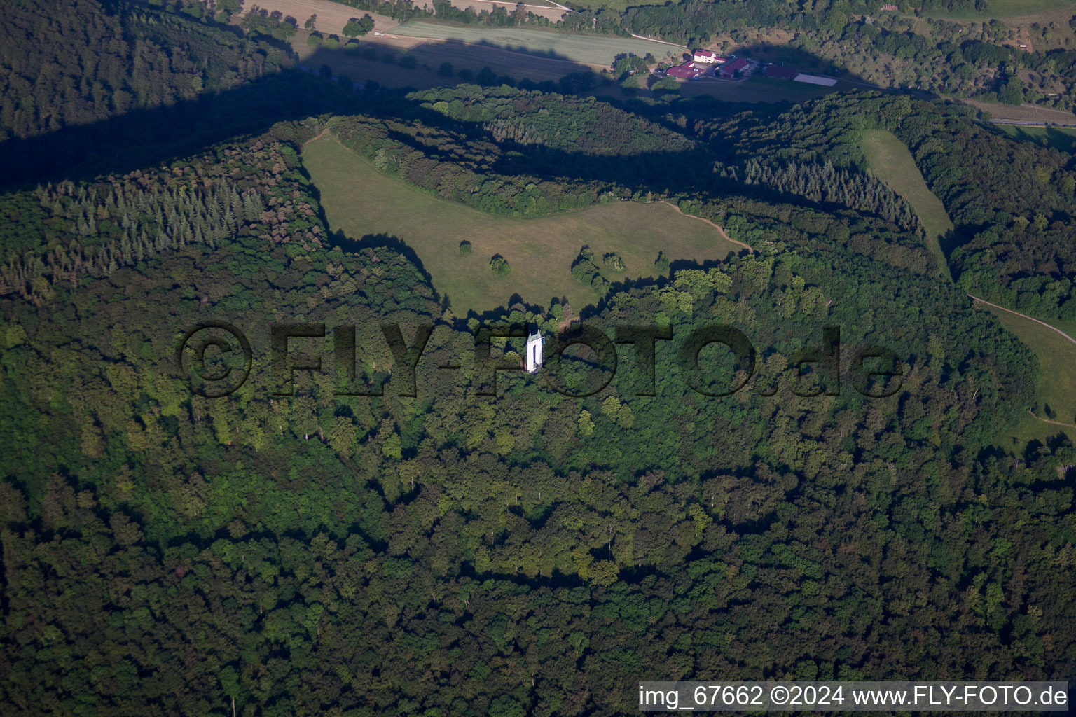 Photographie aérienne de Structure de la tour d'observation Schönbergturm dans la forêt à Pfullingen dans le département Bade-Wurtemberg, Allemagne