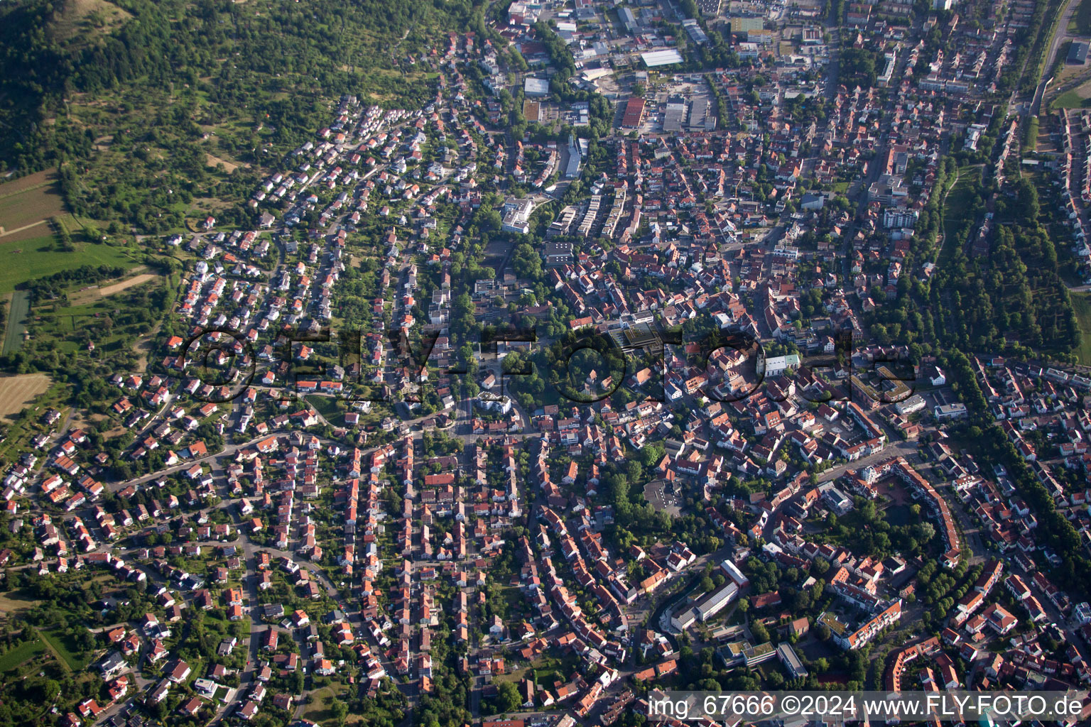 Vue aérienne de Vue sur la ville depuis le centre-ville à Pfullingen dans le département Bade-Wurtemberg, Allemagne