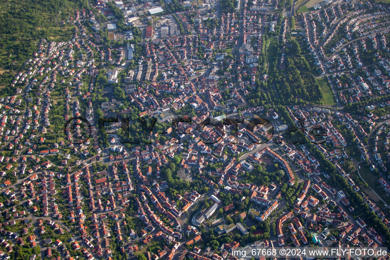 Vue aérienne de Vue sur la ville depuis le centre-ville à Pfullingen dans le département Bade-Wurtemberg, Allemagne