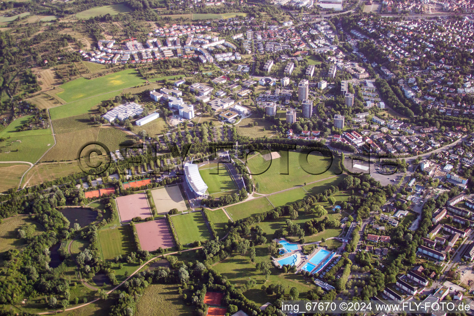 Vue aérienne de Ringelbach, stade Kreuzeiche, piscine à vagues extérieure de Markwasen à Reutlingen dans le département Bade-Wurtemberg, Allemagne