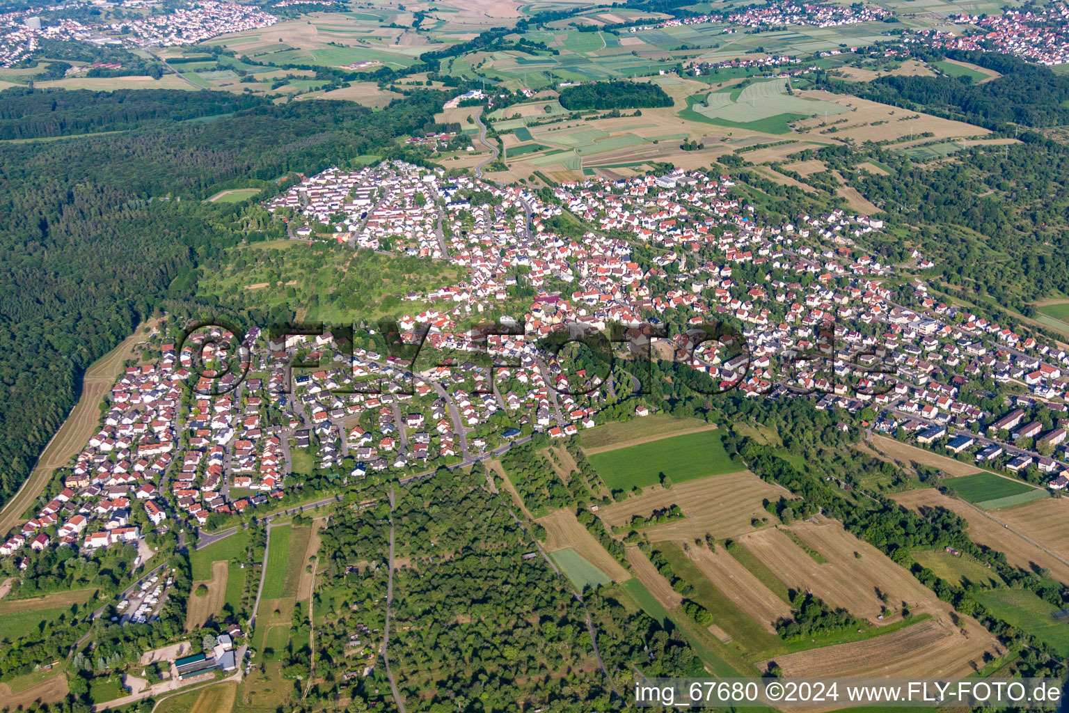 Vue aérienne de Vue des rues et des maisons des quartiers résidentiels à le quartier Ohmenhausen in Reutlingen dans le département Bade-Wurtemberg, Allemagne