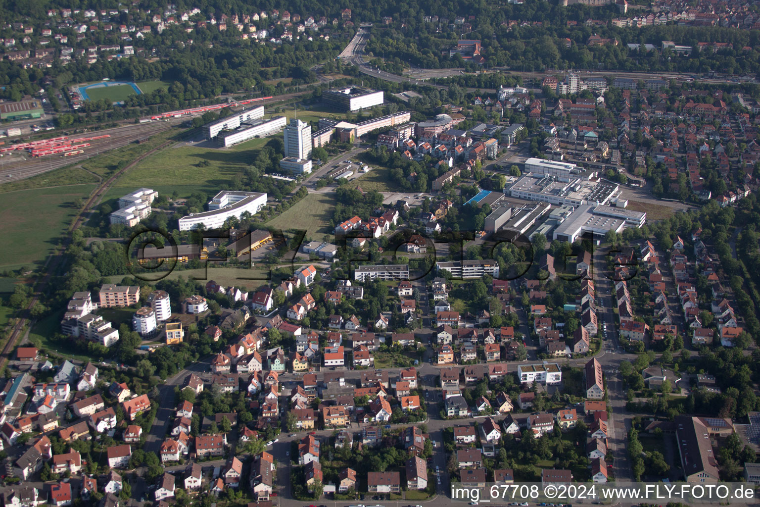 Vue aérienne de Vue des rues et des maisons des quartiers résidentiels à le quartier Derendingen in Tübingen dans le département Bade-Wurtemberg, Allemagne