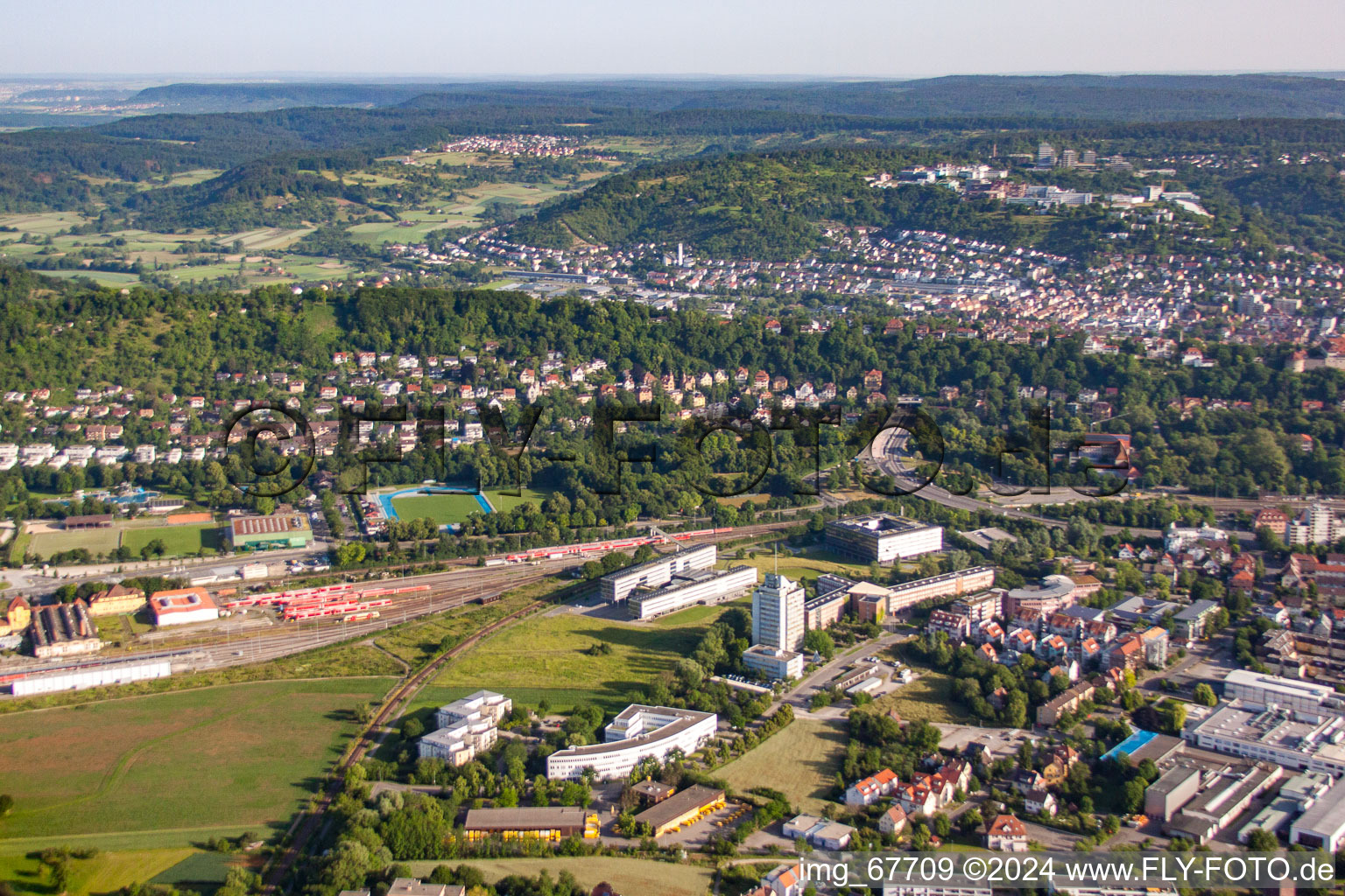 Vue aérienne de Conseil régional et bureau de district à le quartier Derendingen in Tübingen dans le département Bade-Wurtemberg, Allemagne