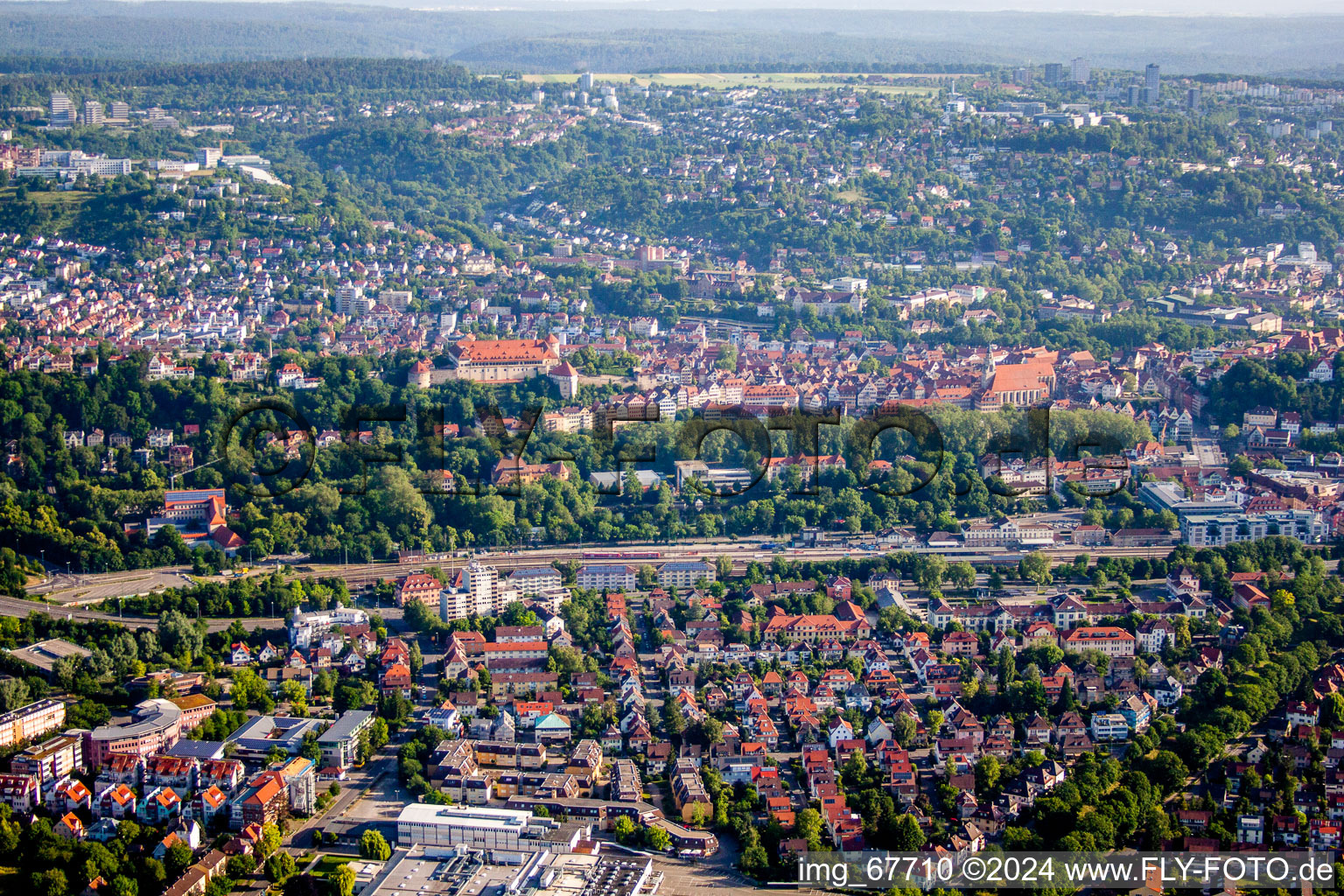 Vue aérienne de Complexe du château de Hohentübingen avec musée des cultures anciennes | à Tübingen dans le département Bade-Wurtemberg, Allemagne