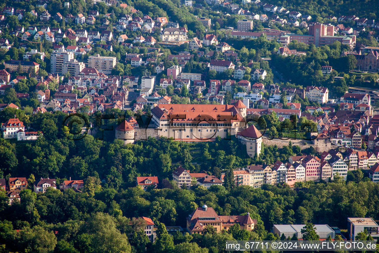 Vue aérienne de Complexe du château de Hohentübingen avec musée des cultures anciennes | à Tübingen dans le département Bade-Wurtemberg, Allemagne