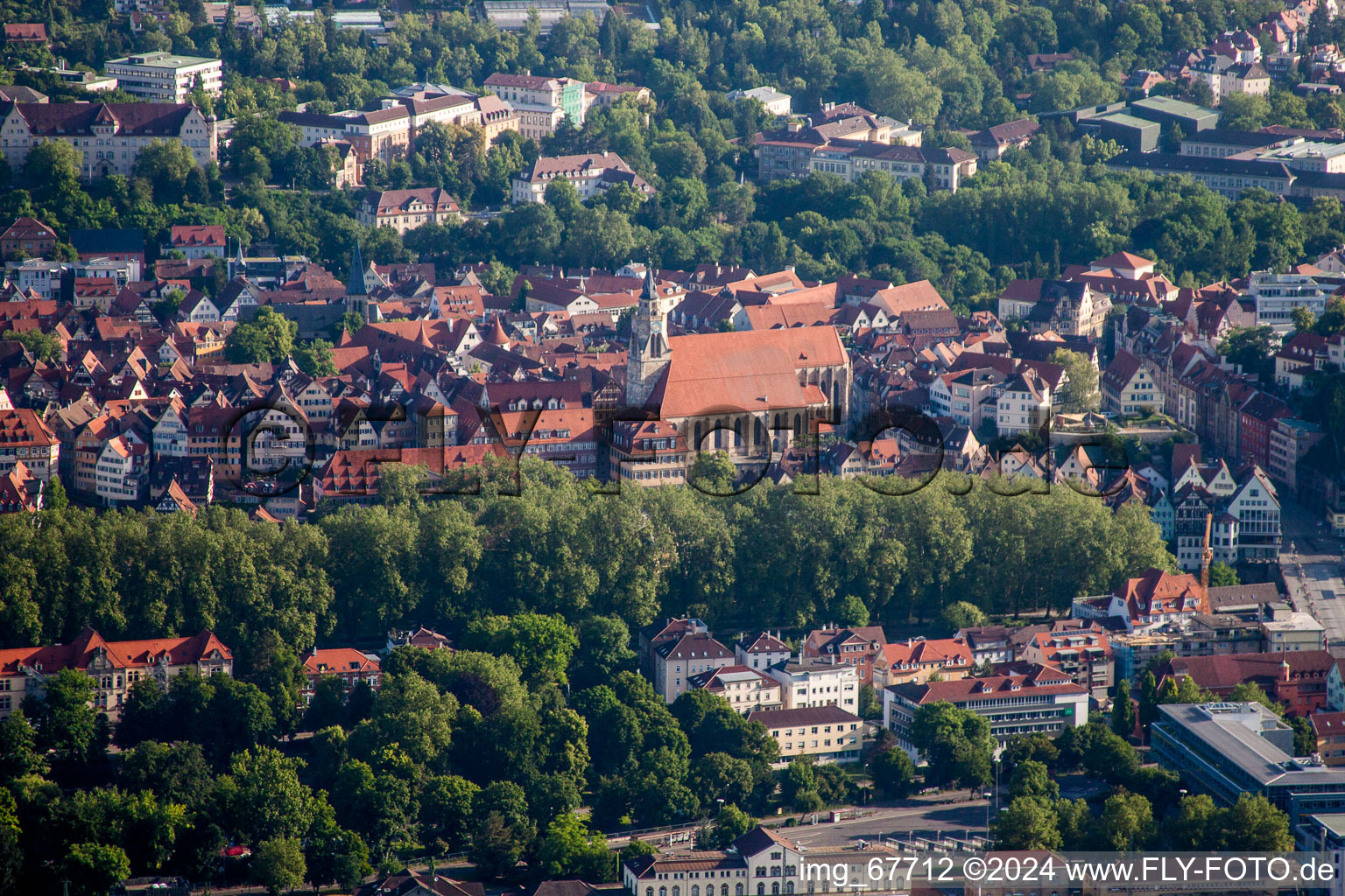 Vue aérienne de Collégiale du centre ancien du centre ville à Tübingen dans le département Bade-Wurtemberg, Allemagne