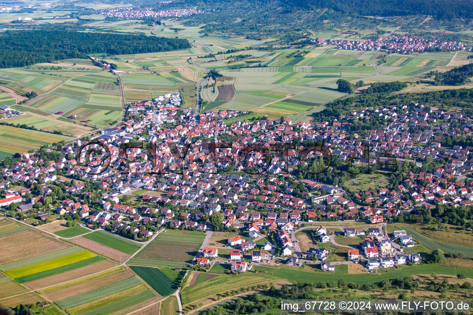 Vue aérienne de Vue des rues et des maisons des quartiers résidentiels à le quartier Entringen in Ammerbuch dans le département Bade-Wurtemberg, Allemagne