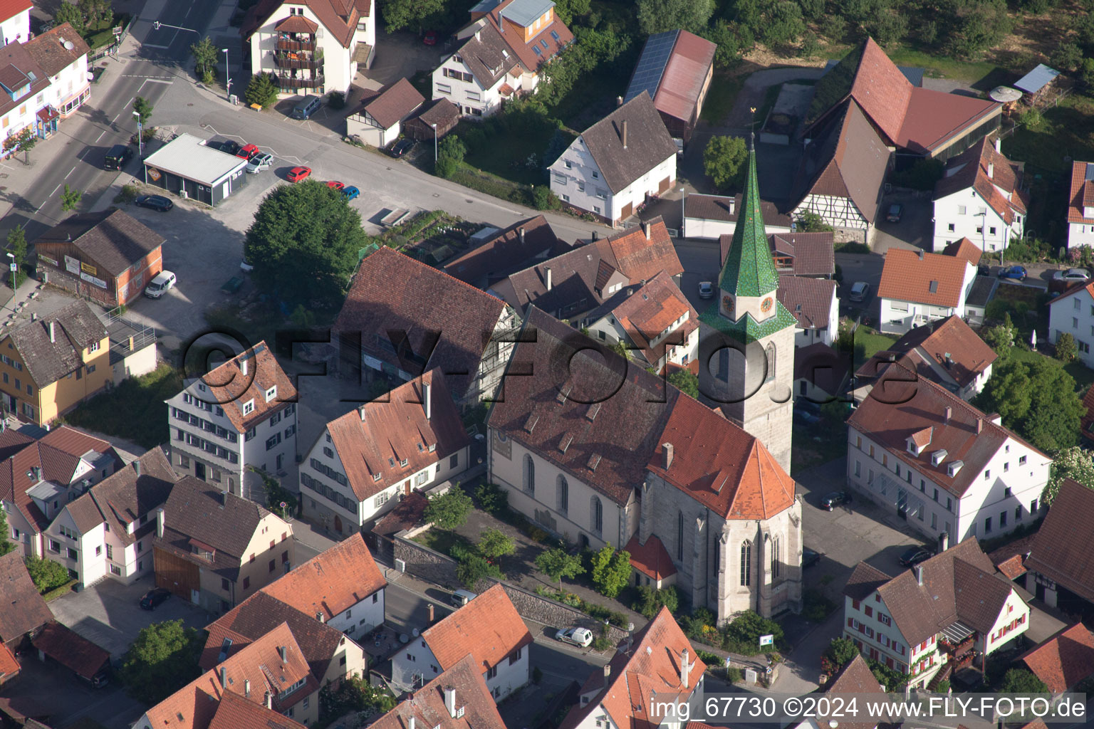 Vue aérienne de L'église Saint-Michel à le quartier Entringen in Ammerbuch dans le département Bade-Wurtemberg, Allemagne