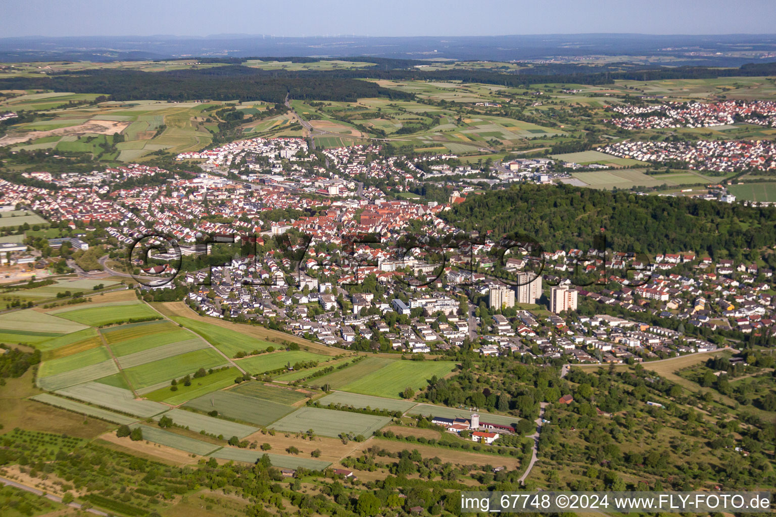 Vue aérienne de Zone urbaine autour du Schloßberg avec périphérie et centre-ville à Herrenberg dans le département Bade-Wurtemberg, Allemagne