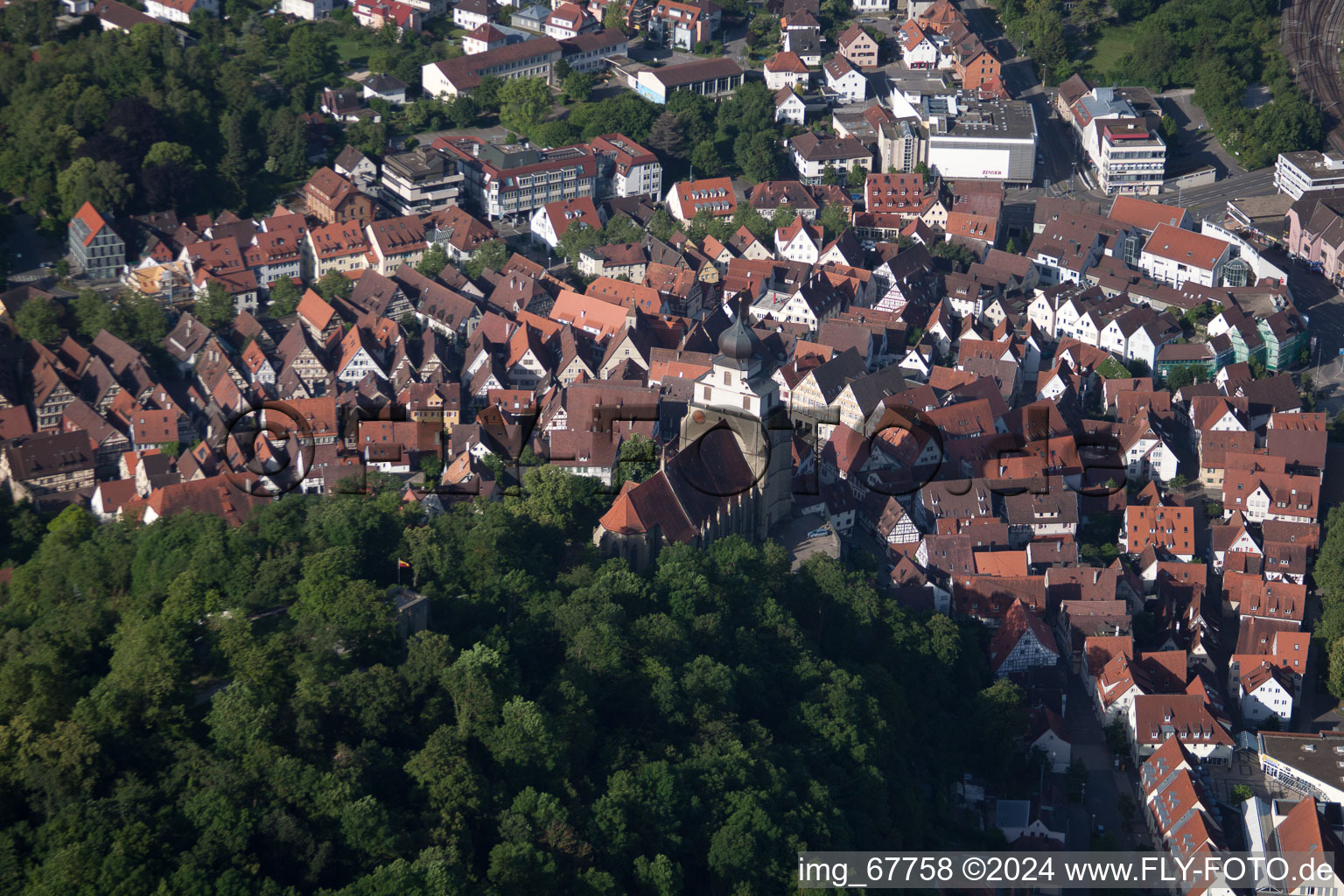 Vue aérienne de Schloßberg et collégiale de l'est à Herrenberg dans le département Bade-Wurtemberg, Allemagne