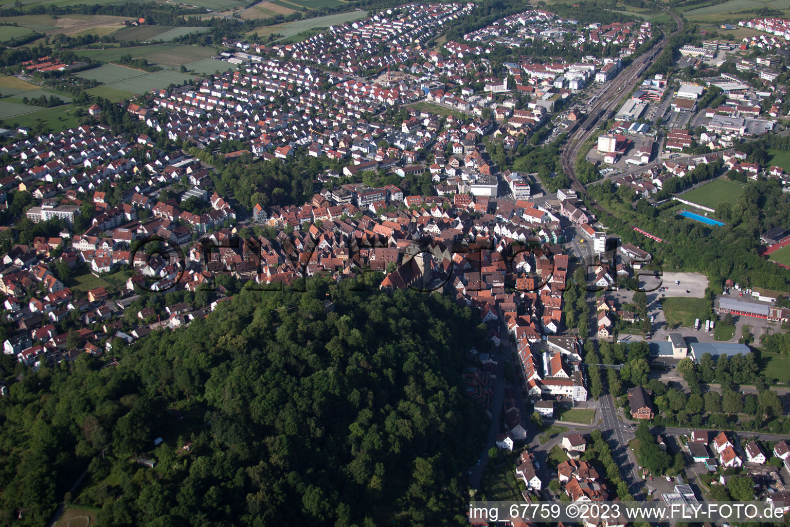 Vue aérienne de Schloßberg et collégiale de l'est à Herrenberg dans le département Bade-Wurtemberg, Allemagne