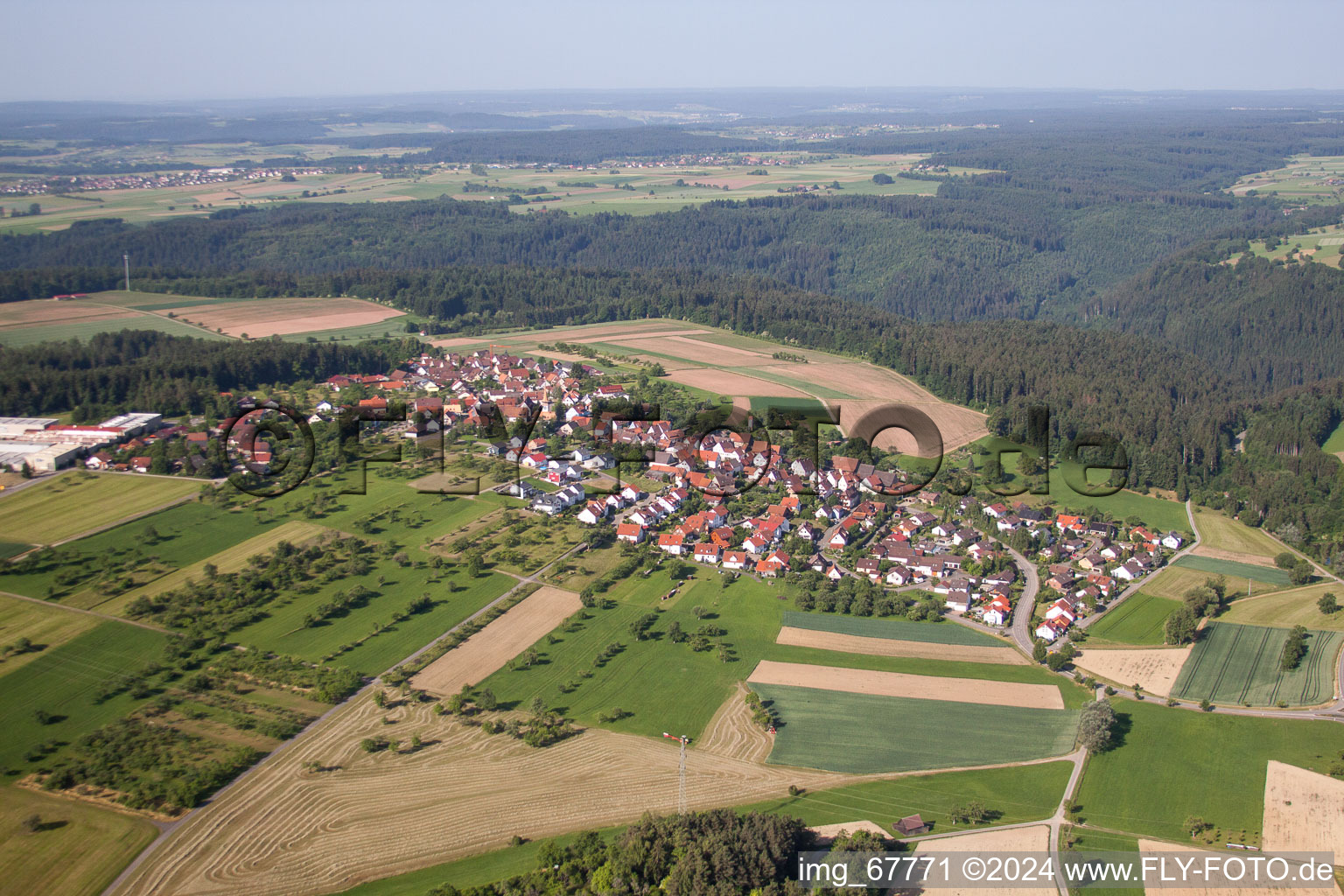 Vue aérienne de Vue sur le village à le quartier Holzbronn in Calw dans le département Bade-Wurtemberg, Allemagne