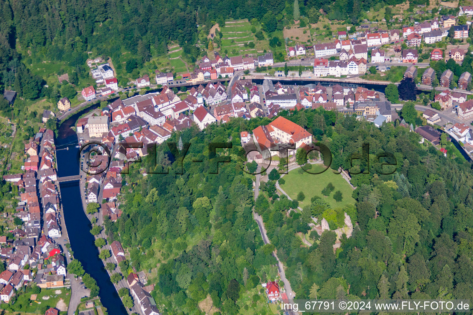 Vue aérienne de Boucle d'Enz à Neuenbürg dans le département Bade-Wurtemberg, Allemagne