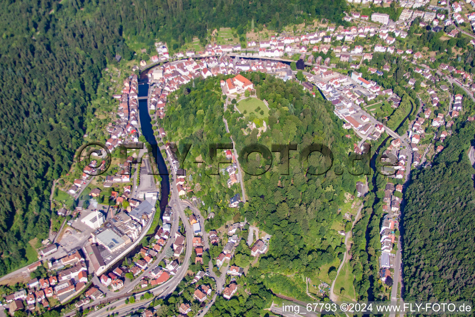 Vue aérienne de Zone riveraine de l'Enz à Neuenbürg dans le département Bade-Wurtemberg, Allemagne