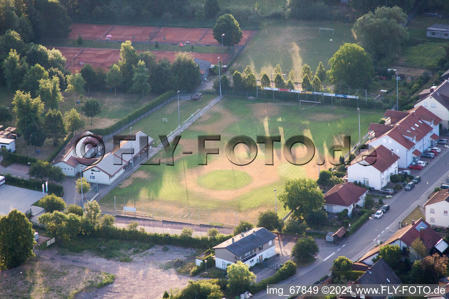 Vue aérienne de Terrain de sport à le quartier Appenhofen in Billigheim-Ingenheim dans le département Rhénanie-Palatinat, Allemagne