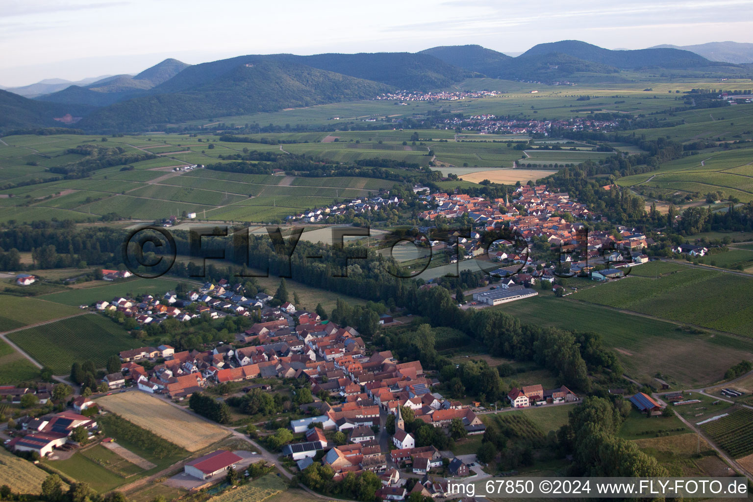 Quartier Klingen in Heuchelheim-Klingen dans le département Rhénanie-Palatinat, Allemagne du point de vue du drone