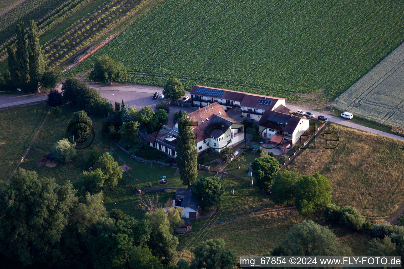 Vue aérienne de Restaurant Mühlengrund à le quartier Heuchelheim in Heuchelheim-Klingen dans le département Rhénanie-Palatinat, Allemagne