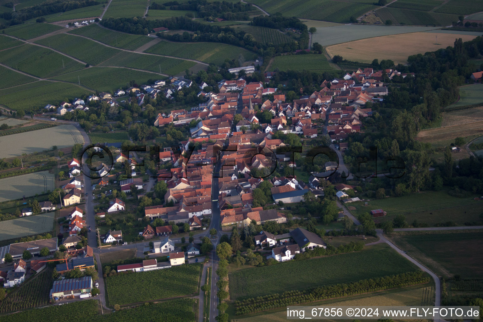 Quartier Heuchelheim in Heuchelheim-Klingen dans le département Rhénanie-Palatinat, Allemagne vue du ciel