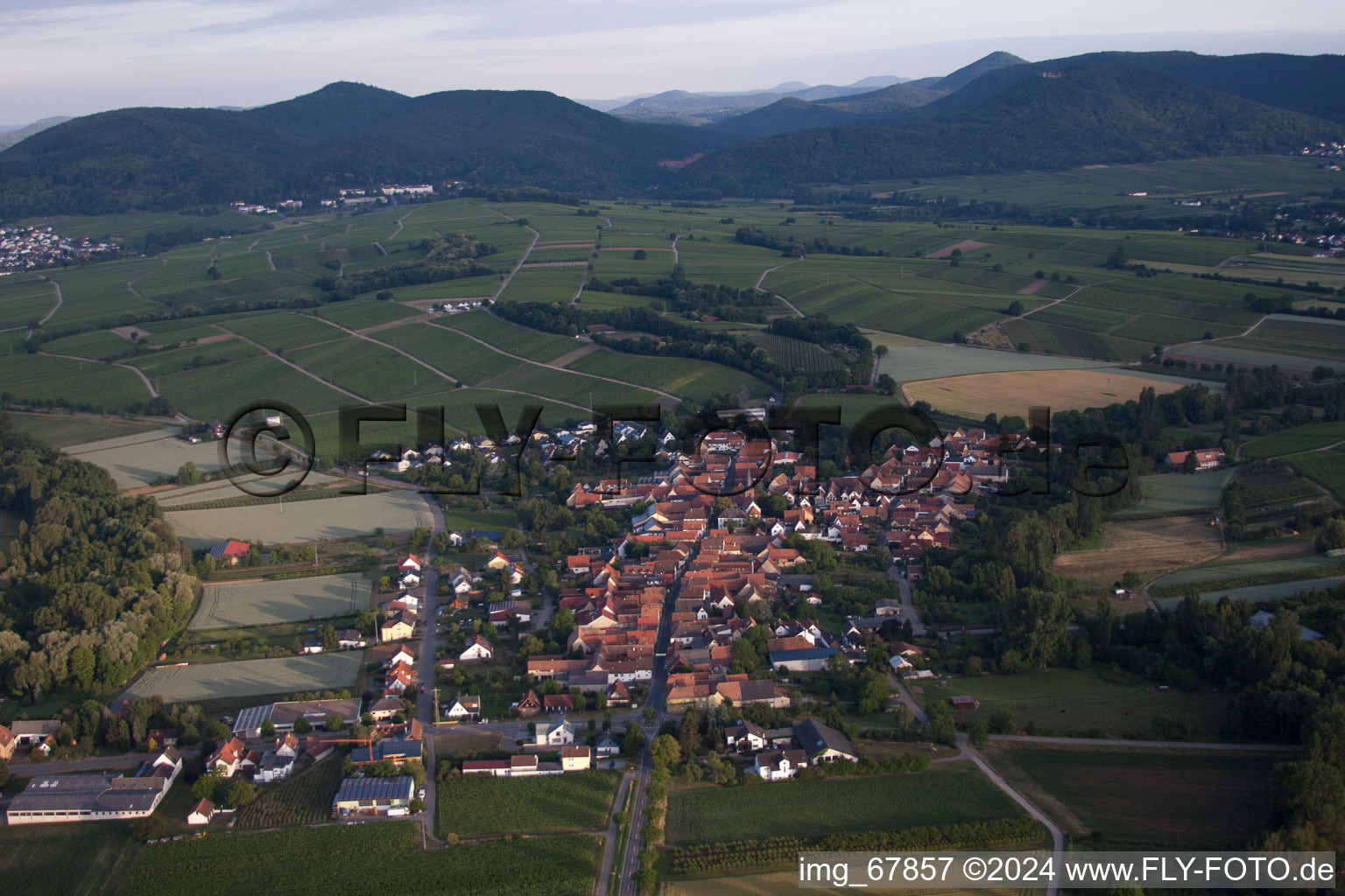 Enregistrement par drone de Quartier Heuchelheim in Heuchelheim-Klingen dans le département Rhénanie-Palatinat, Allemagne