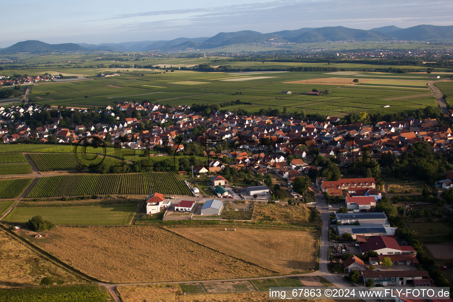 Insheim dans le département Rhénanie-Palatinat, Allemagne d'un drone