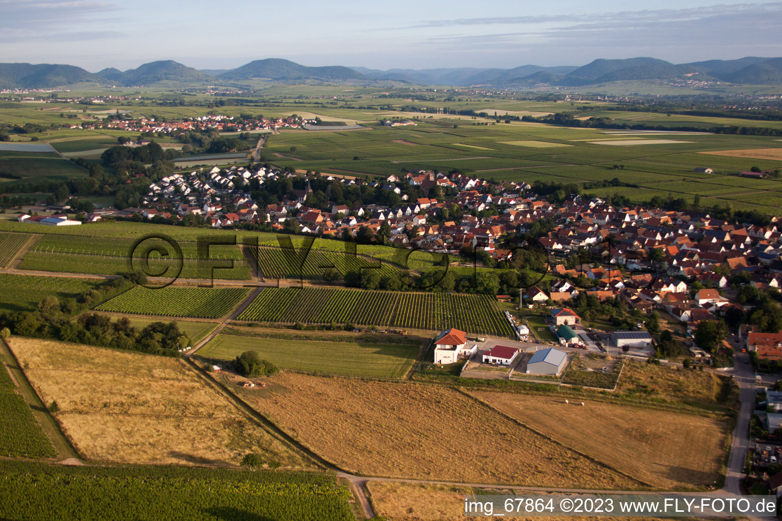 Insheim dans le département Rhénanie-Palatinat, Allemagne vu d'un drone