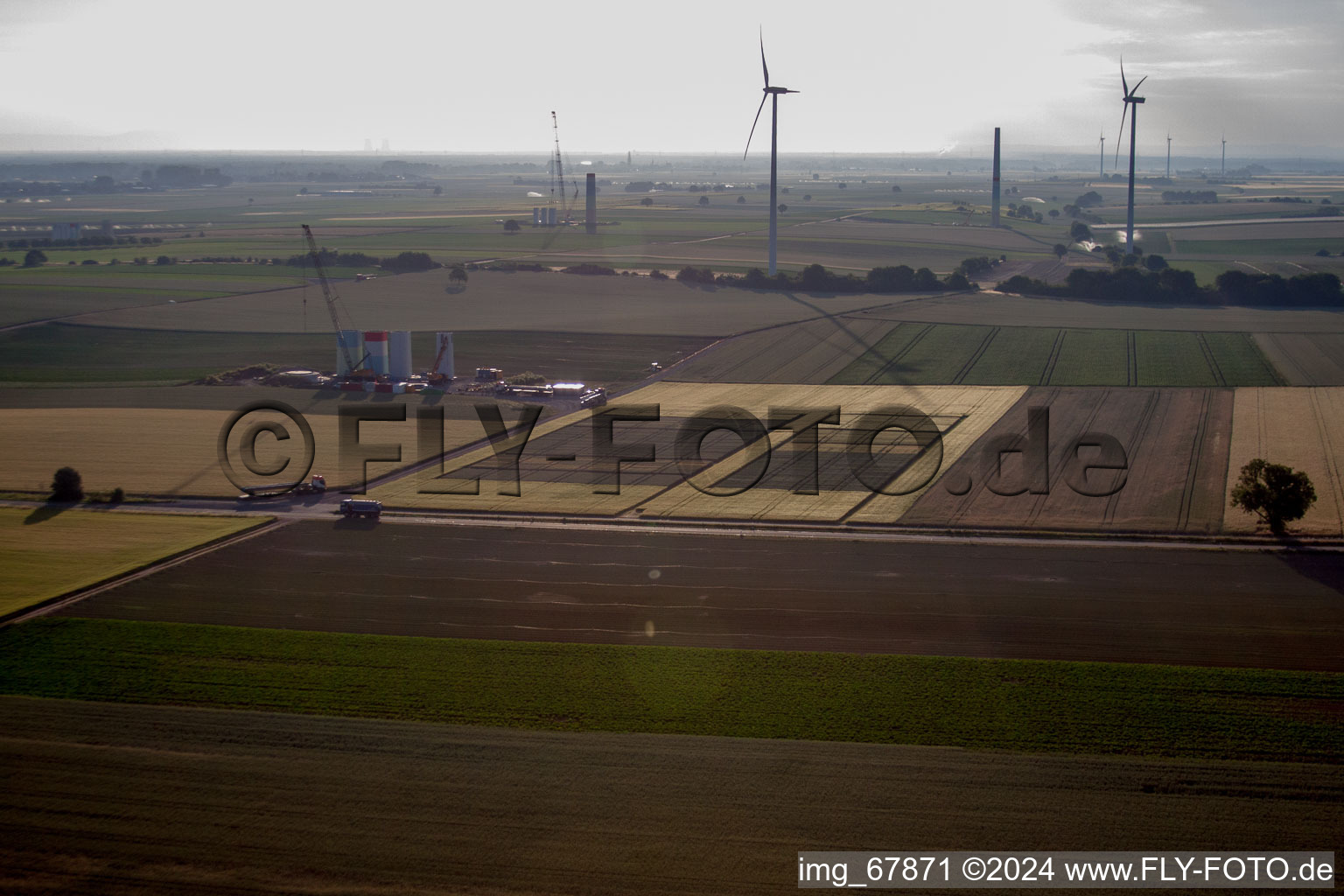 Vue aérienne de Nouveau parc éolien à Offenbach an der Queich dans le département Rhénanie-Palatinat, Allemagne