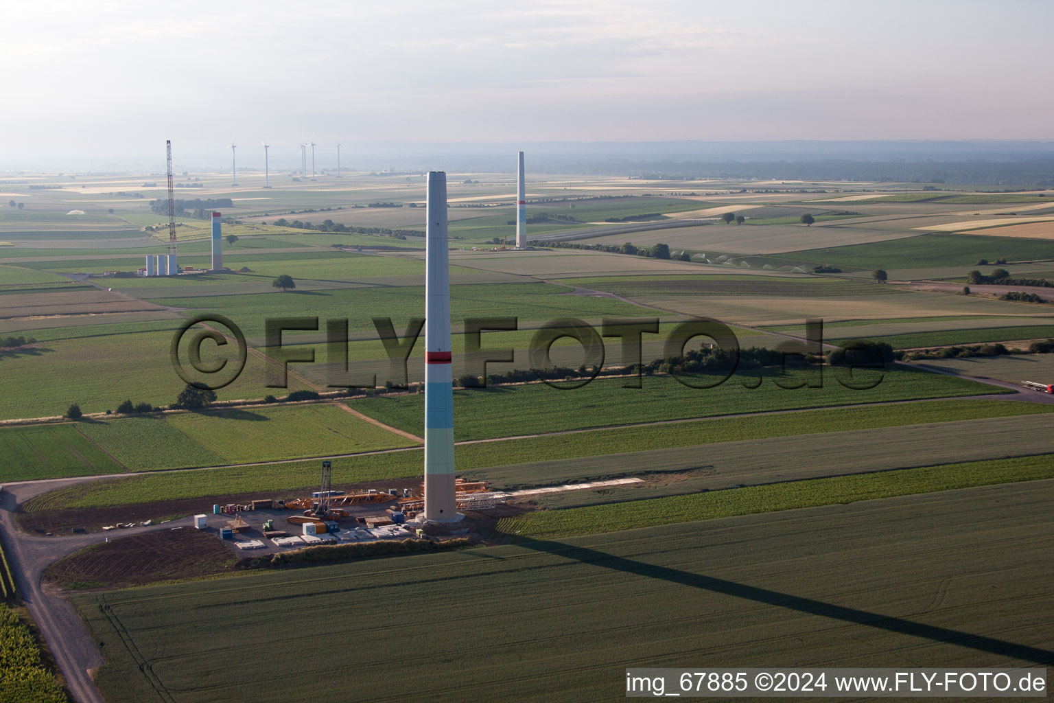Nouveau parc éolien à Offenbach an der Queich dans le département Rhénanie-Palatinat, Allemagne vue du ciel