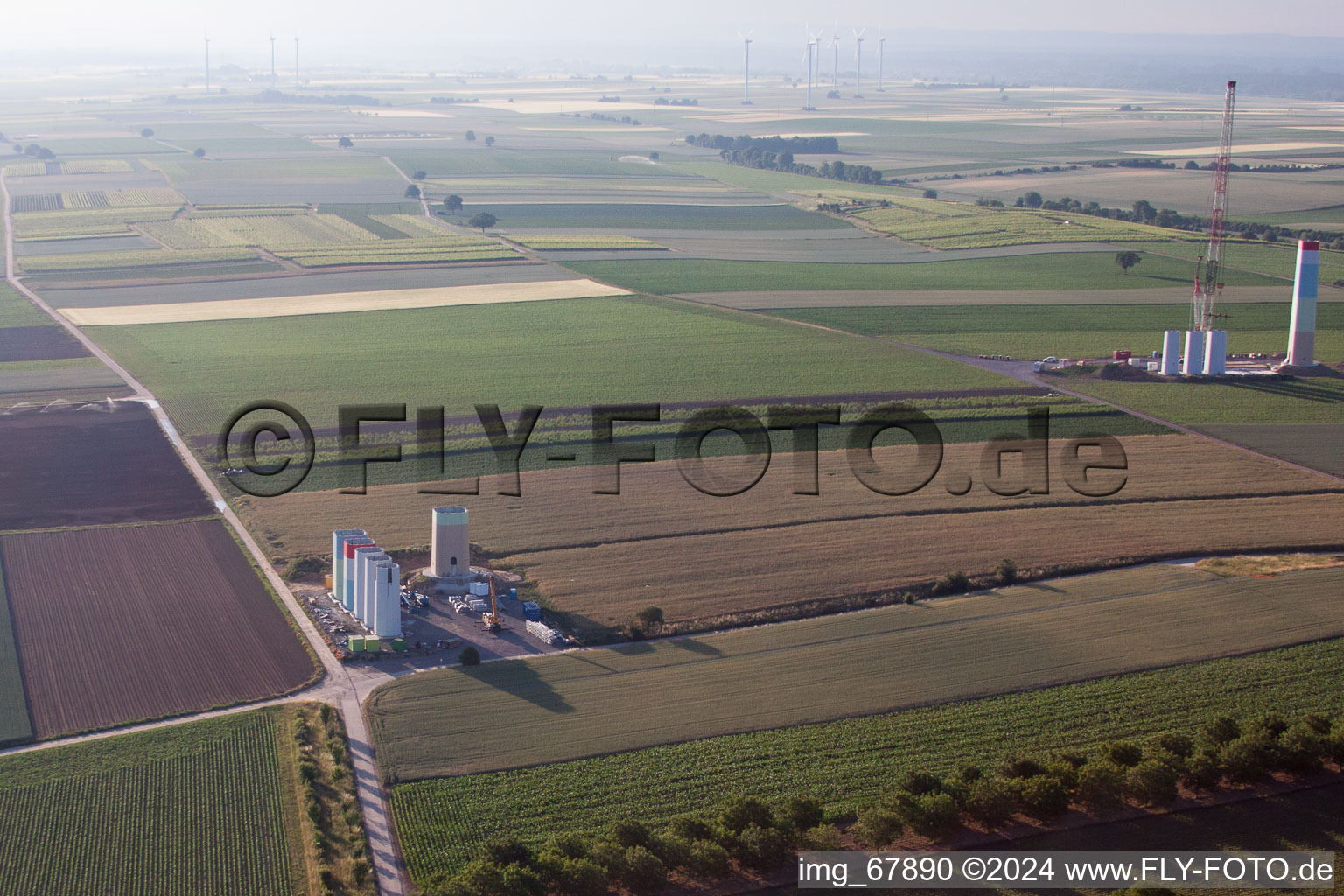 Enregistrement par drone de Nouveau parc éolien à Offenbach an der Queich dans le département Rhénanie-Palatinat, Allemagne