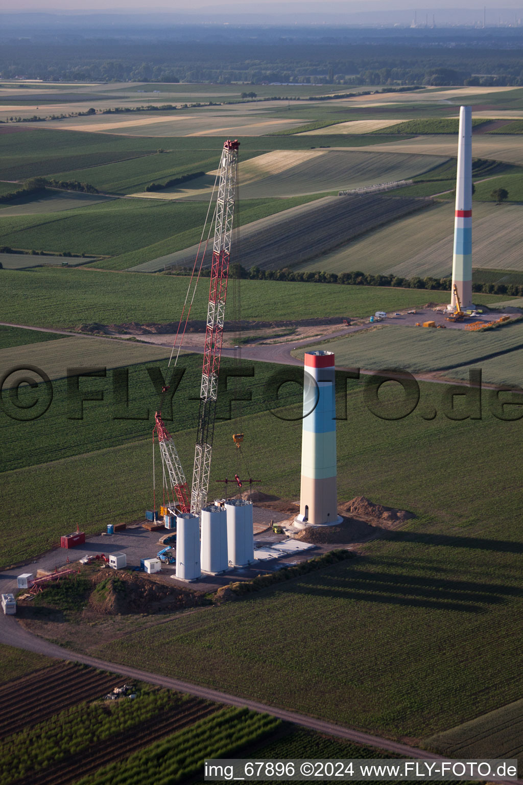 Nouveau parc éolien à Offenbach an der Queich dans le département Rhénanie-Palatinat, Allemagne d'un drone