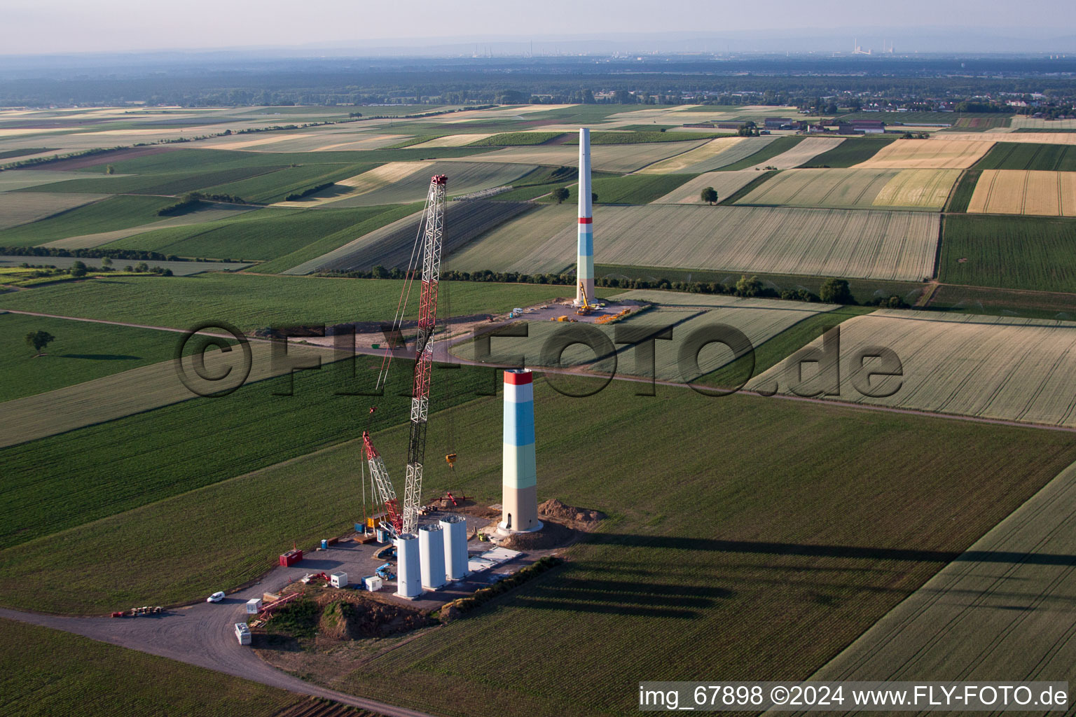 Nouveau parc éolien à Offenbach an der Queich dans le département Rhénanie-Palatinat, Allemagne vu d'un drone