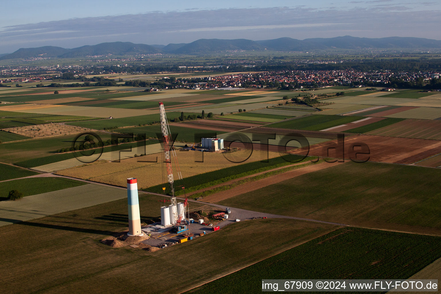 Vue aérienne de Chantier de construction pour l’assemblage de la tour d’éolienne à Offenbach an der Queich dans le département Rhénanie-Palatinat, Allemagne
