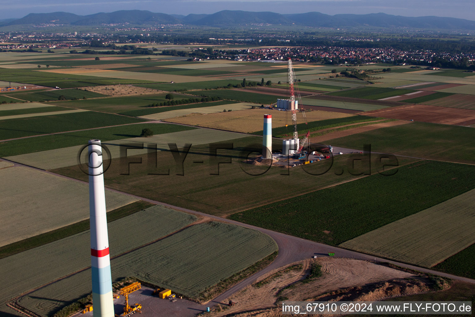 Nouveau parc éolien à Offenbach an der Queich dans le département Rhénanie-Palatinat, Allemagne hors des airs