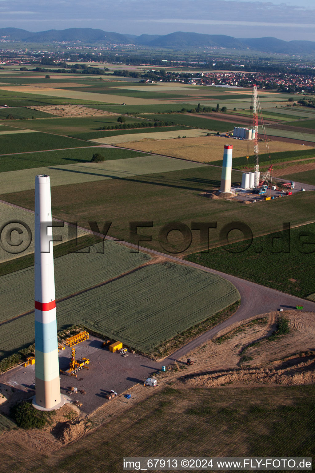 Nouveau parc éolien à Offenbach an der Queich dans le département Rhénanie-Palatinat, Allemagne vue d'en haut